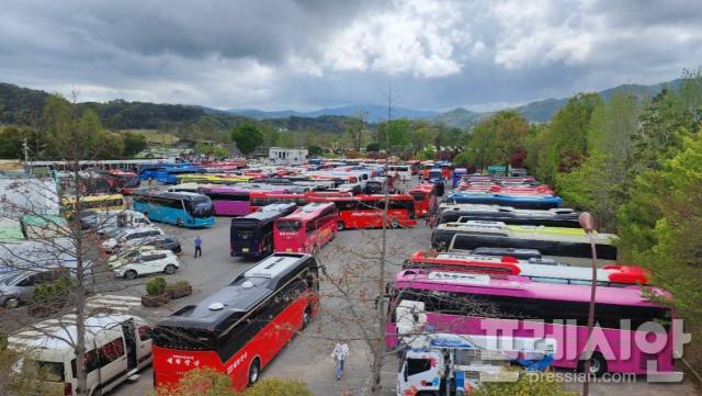 ▲19일 순천만국가정원 동문 버스 주차장에 대형버스들이 가득 들어차 있다.2025.4.19.ⓒ순천시