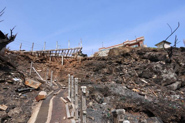 경북 영덕군 영덕읍 석리 따개비마을이 지난달 번진 산불로 여기저기 타 처참한 모습을 보이고 있다. 연합뉴스