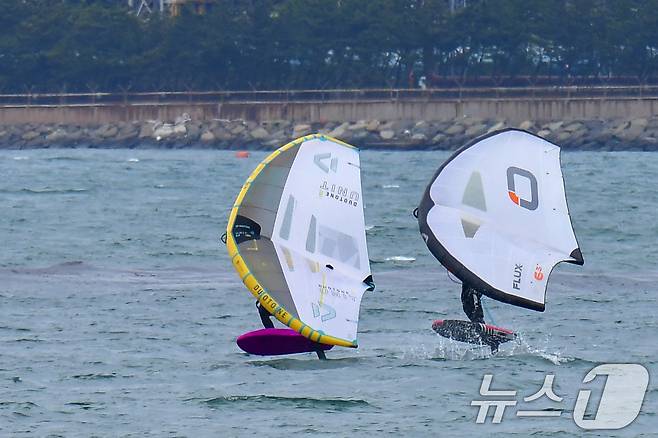 20일 오후 경북 포항시 송도해수욕장에서 윙포일 동호인들이 파도를 타고 있다. 2025.4.20/뉴스1 ⓒ News1 최창호 기자