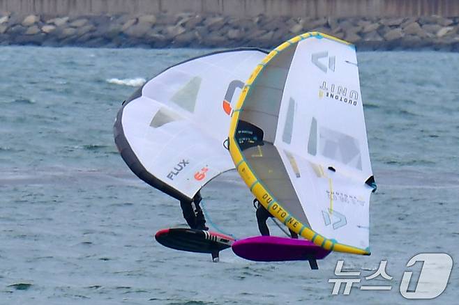 20일 오후 경북 포항시 송도해수욕장에서 윙포일 동호인들이 파도를 타고 있다. 2025.4.20/뉴스1 ⓒ News1 최창호 기자