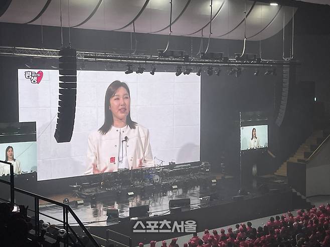 19일 오후 6시 서울 강서구 KBS 아레나에서 열린 팬미팅 ‘평생-더(The) 차오르다’. 제니의 ‘솔로’ 안무를 하게 된 이유를 설명하고 있다. 사진 | 원성윤 기자 socool@sportsseoul.com