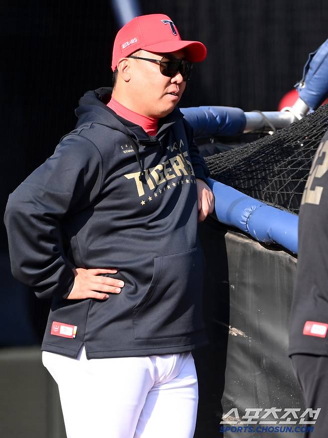 8일 부산 사직야구장에서 열린 KIA와 롯데의 경기, KIA 이범호 감독이 훈련을 지켜보고 있다. 부산=허상욱 기자wook@sportschosun.com/2025.04.08/