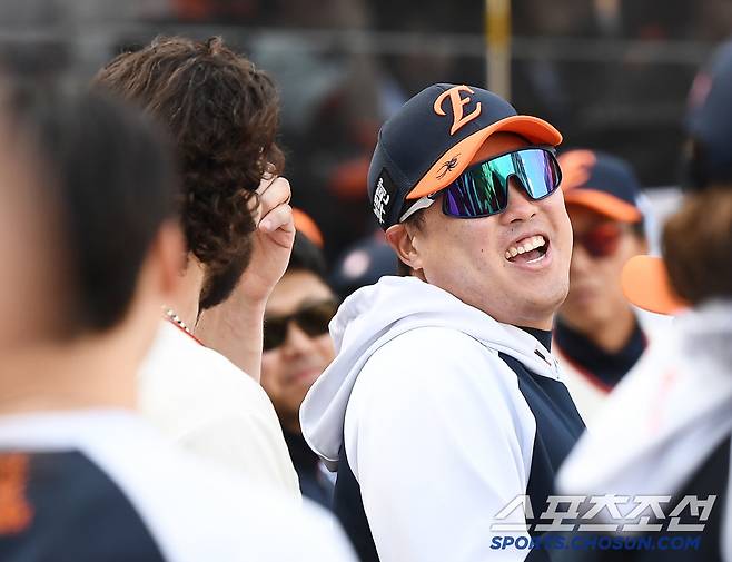 20일 대전 한화생명볼파크에서 열린 NC-한화전. 7이닝 무실점으로 호투한 폰세가 류현진 포옹하고 있다. 대전=정재근 기자 cjg@sportschosun.com/2025..4.20/