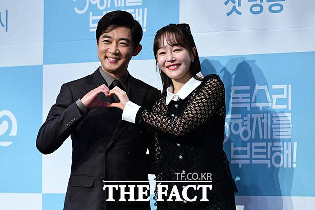 배우 안재욱(왼쪽)과 엄지원의 다채로운 '케미'가 '독수리를 5형제를 부탁해!'의 큰 관전 포인트로 작용하는 중이다. /더팩트 DB