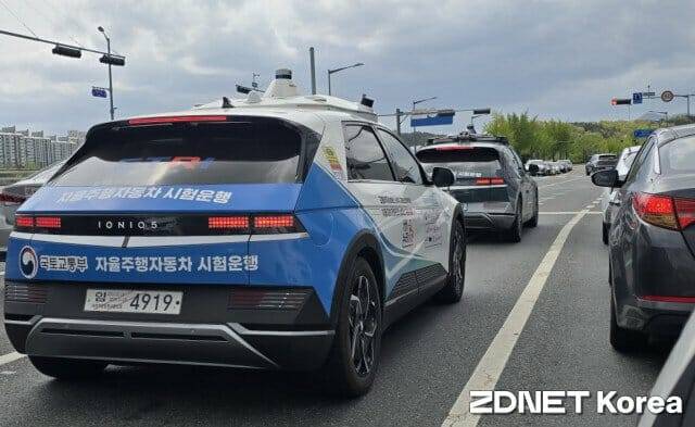 ETRI 시승 자율주행차가 19일 신세계 백화점 삼거리에서 신호 대기 중이다.