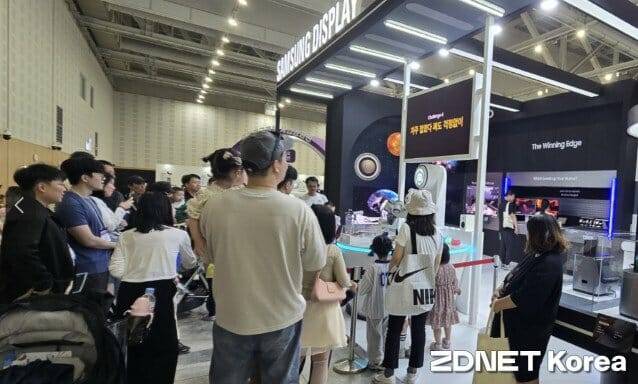 로봇 팔 댄스를 보려 몰려든 삼성디스플레이관 관람객들.