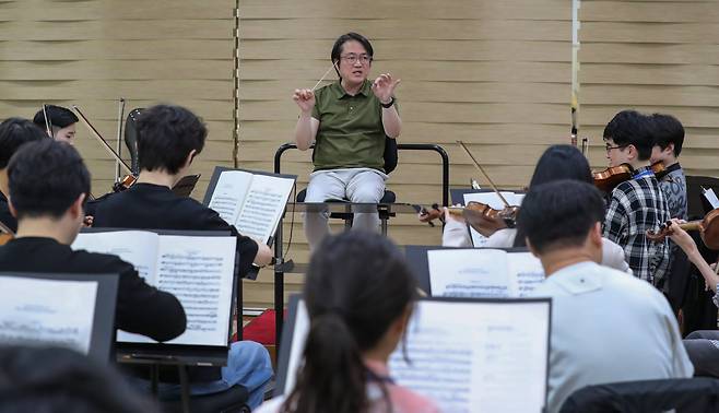 지난 16일 오후 경기 수원시 경기아트센터에서 리베라 오케스트라를 이끌고 있는 박성호 지휘자가 단원들과 호흡을 맞추고 있다. /박성원 기자