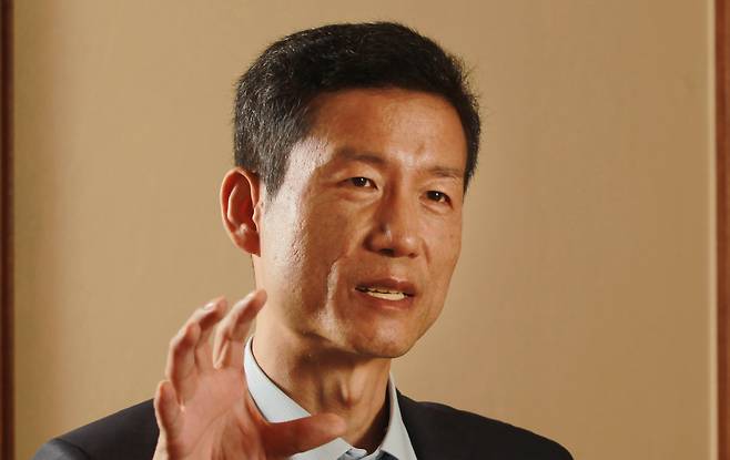 중국에 불법구금돼 전기고문을 받았다가 풀려난 김영환씨가 2012년 7월 30일 조선일보와 인터뷰를 갖고 있다./조선일보