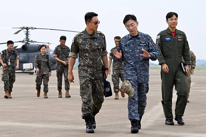 작년 6월 이국종 국군대전병원장(오른쪽 2번째)이 제6탐색구조비행전대 관계자들과 이야기를 나누고 있다./공군 제공
