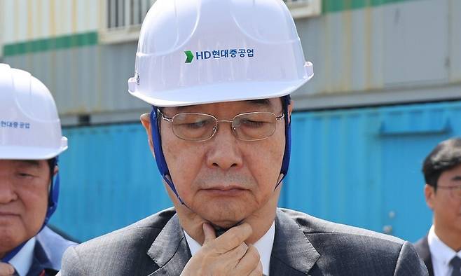 한덕수 대통령 권한대행 국무총리가 지난 16일 에이치디(HD)현대중공업 울산 조선소에서 시찰에 앞서 안전모를 착용하고 있다. 연합뉴스