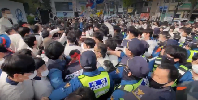 18일 울산시 현대자동차 울산공장 앞에서 고용승계 문화제를 벌이려던 이수기업 해고노동자들과 사측이 동원한 인력이 충돌한 모습. 민주노총 금속노조