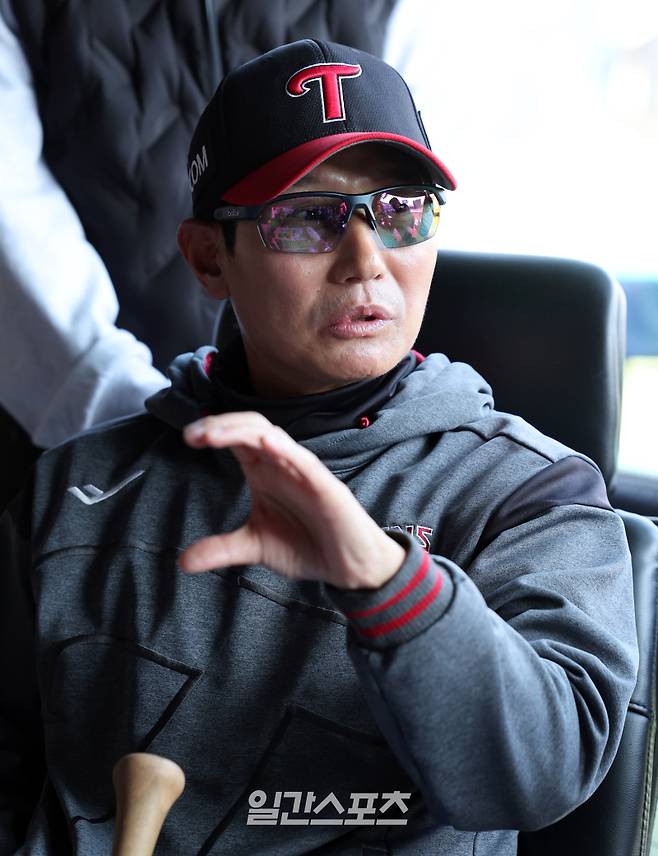 LG 염경엽 감독이 15일 오후 잠실야구장에서 열리는 삼성과의 경기를 앞두고 취재진들과 경기전 인터뷰를 하고있다. 잠실=정시종 기자 capa@edaily.co.kr /2025.04.15.