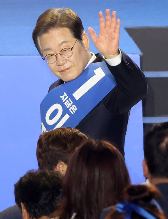 더불어민주당 이재명 후보가 20일 울산 울주군 울산전시컨벤션센터에서 열린 제21대 대통령선거 후보자 선출을 위한 영남권 합동연설회에서 손들어 당원들에게 인사하고 있다. 송봉근 기자