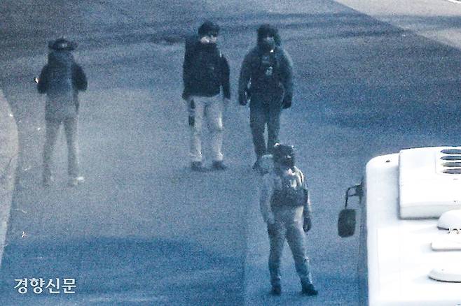 윤석열 전 대통령에 대한 2차 체포영장 집행이 임박했던 지난 1월 서울 용산구 한남동 대통령 관저에 전술복을 착용한 경호처 직원들이 경내를 순찰하고 있다. 성동훈 기자