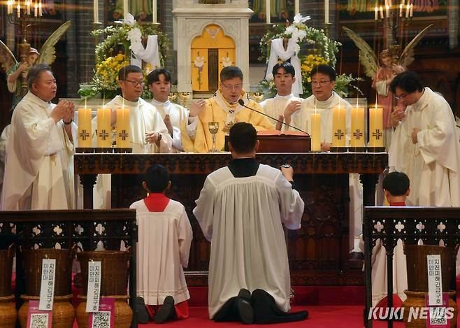 서울 명동 성당서 ‘주님 부활 대축일 미사’ 봉헌부활절인 20일 천주교 서울대교구 주교좌인 명동성당에서 정순택 대주교가 ‘주님 부활대축일 낮미사’를 집전하고 있다. 이날 천주교와 개신교는 예수의 부활을 축하하고 그 의미를 되새기는 미사·예배를 거행했다.