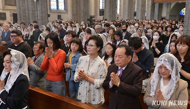 20일 예수 그리스도가 사망 권세를 이기고 다시 살아나심을 기뻐하는 부활절을 맞아 서울 명동성당을 찾은 신자들이 미사를 드리며 예수 부활을 축하하고 있다.