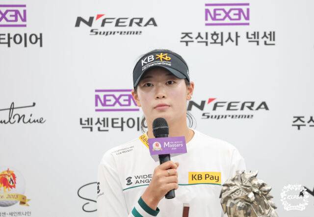 방신실이 질문에 답하는 모습. /KLPGA