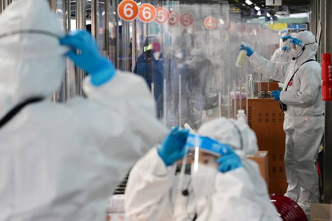 서울 동대문구보건소 선별진료소의 의료진들이 신속항원검사를 준비하고 있다. 박해묵 기자