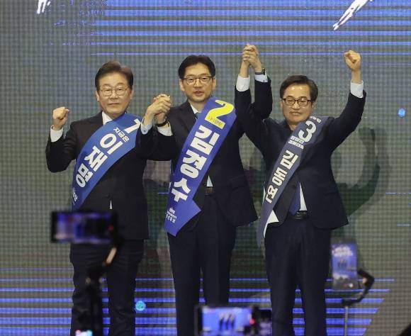 영남권 합동연설회서 인사하는 민주당 대선 경선 후보들 - 더불어민주당 대선 경선 후보들이 20일 울산시 울주군 울산전시컨벤션센터에서 열린 ‘제21대 대통령선거 후보자 선출을 위한 영남권 합동연설회’에서 당원들에게 인사하고 있다. 2025.4.20 울산 연합뉴스