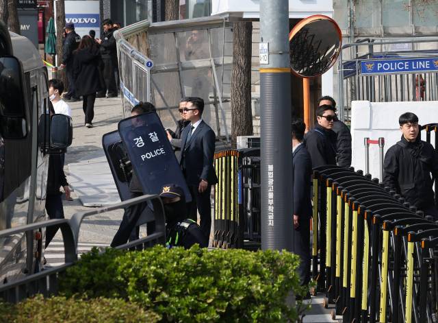 헌법재판소가 윤석열 전 대통령 탄핵 사건에 대해 인용을 선고한 4일 서울 용산구 한남동 관저 앞에서 경찰들이 방패를 옮기고 있다. 연합뉴스