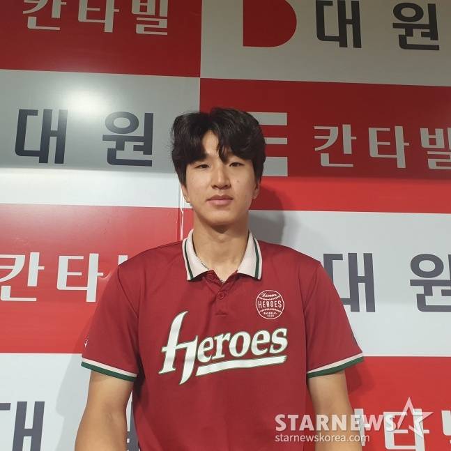 키움 주승우가 19일 고척 KT전을 앞두고 스타뉴스와 인터뷰에 응하고 있다. /사진=김동윤 기자