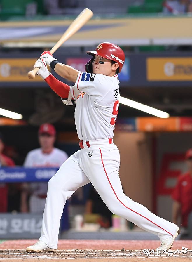 10일 오후 인천SSG랜더스필드에서 열린 '2024 신한 SOL Bank KBO리그' 한화 이글스와 SSG 랜더스의 경기, 6회말 SSG 정준재가 안타를 날리고 있다. 엑스포츠뉴스 DB