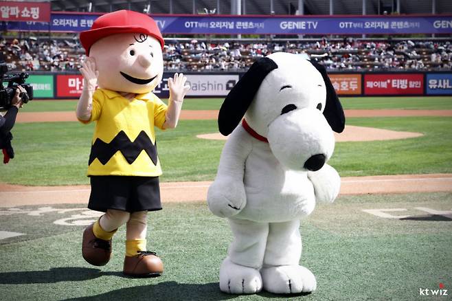 지난해 KT위즈가 캐릭터 '스누피'와의 협업을 진행, 스누피 캐릭터가 시구에 나서고 있다. 사진=KT위즈