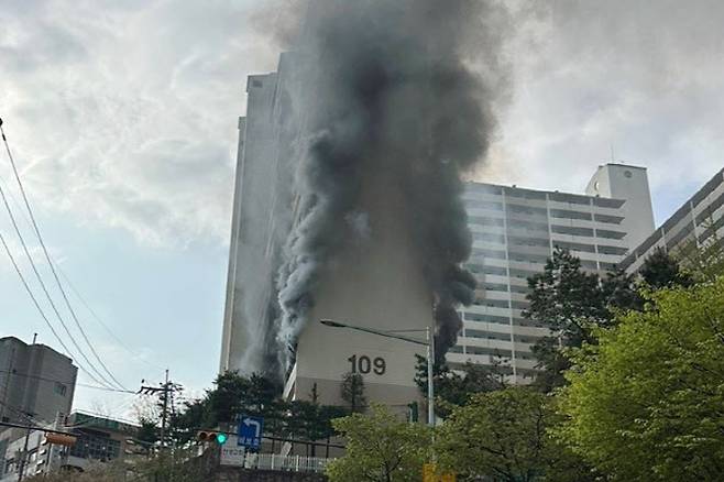 21일 오전 서울 관악구 봉천동 21층 규모 아파트에서 불이 나 소방당국이 진압 중이다.(사진=연합뉴스)