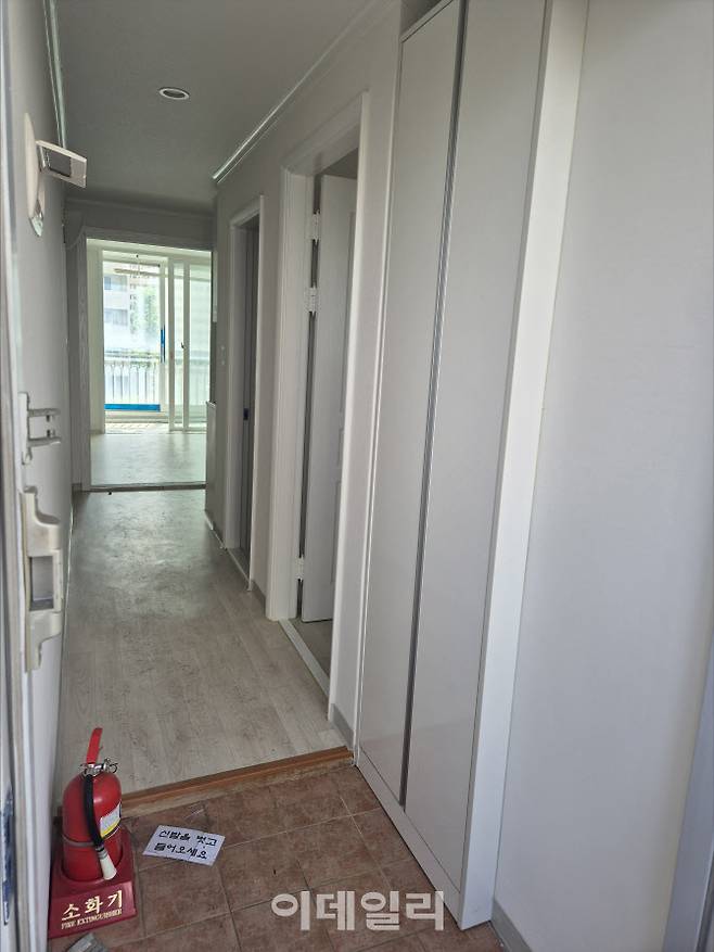 21일 서울 관악구 봉천동 아파트 화재 사건 유력 용의자가 거주하던 호실이 비어있다. (사진=정윤지 기자)