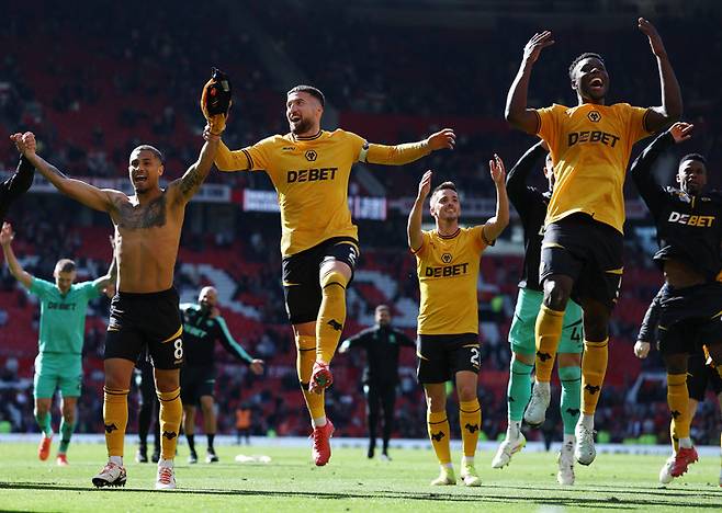 맨체스터 유나이티드와 경기에서 승리한 뒤 기뻐하는 울버햄튼 원더러스 선수들