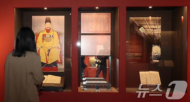 21일 서울 덕수궁 돈덕전과 정관헌에서 열린 '대한제국 황궁에 선 양관 - 만나고, 간직하다' 특별전 언론 공개회에서 참석자들이 전시를 둘러보고 있다. 대한제국 당시 궁궐 내 서양식 건축물인 양관의 역할을 조명하는 특별전인 이번 전시는 7월 13일까지 진행되며, 돈덕전을 비롯해 덕수궁 내 양관과 관련된 국새, 어보, 금책 등 유물 110여 점이 공개된다. 2025.4.21/뉴스1 ⓒ News1 박지혜 기자