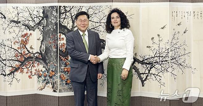 최지영 기획재정부 국제경제관리관이 21일 오전 서울 종로구 정부서울청사에서 마팔다 두아르테 녹색기후기금(GCF) 사무총장과 면담에 앞서 악수하며 기념촬영을 하고 있다. (기획재정부 제공)