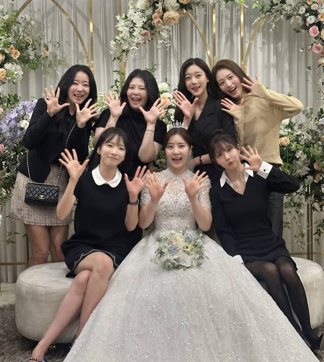 노을의 결혼식에서 뭉친 레인보우의 멤버들. 노을 인스타그램