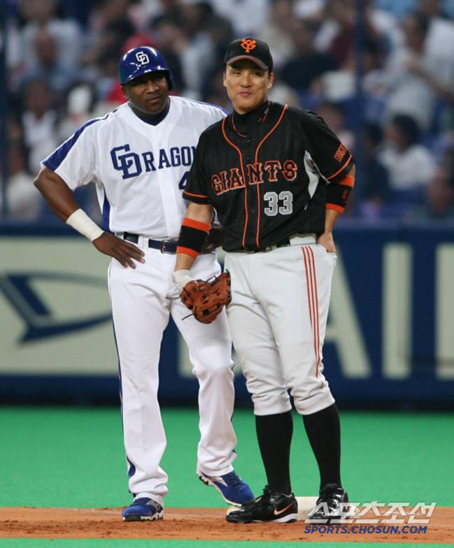 타이론 우즈가 일본프로야구 역대 최고 파워히터로 꼽혔다. KBO리그에서 홈런왕을 다퉜던 우즈와 이승엽. 두 선수가 주니치와 요미우리 소속으로 만났다. 스포츠조선 DB