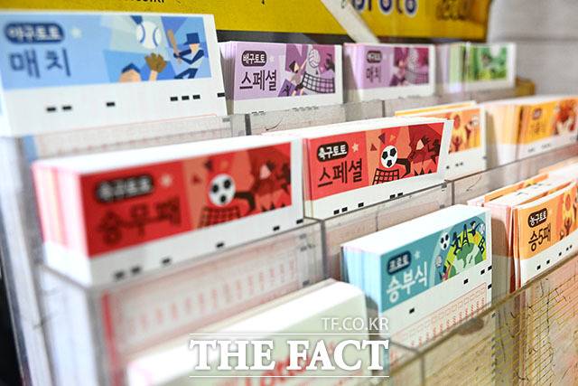 4월 26일(토)부터 28일(월)까지 진행된 잉글랜드 프리미어리그(EPL)와 스페인 프리메라리가(라리가) 경기들을 대상으로 한 축구토토 승무패 29회차의 적중 결과를 21일(월) 발표했다./더팩트 DB