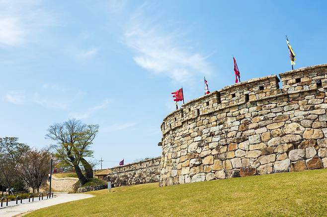 '고창읍성'에 비해 덜 알려진 '무장읍성'은 조용하게 산책하기 좋다. 읍성 안엔 동헌, 객사 등이 남아있다. / 이건송 영상미디어 기자
