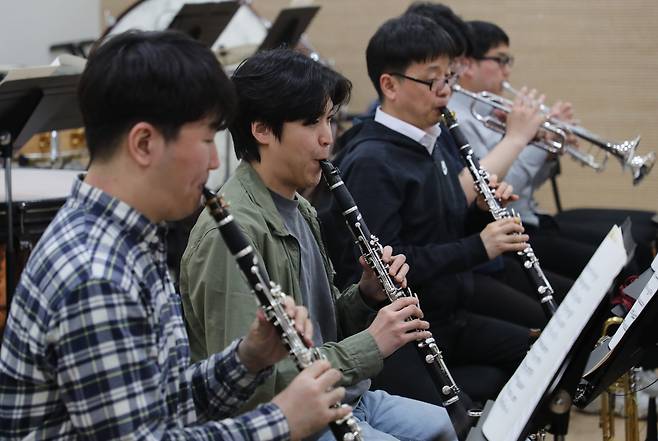 지난 16일 장애인들로 구성된 '경기 리베라 오케스트라' 단원들이 합을 맞추고 있다. /박성원 기자