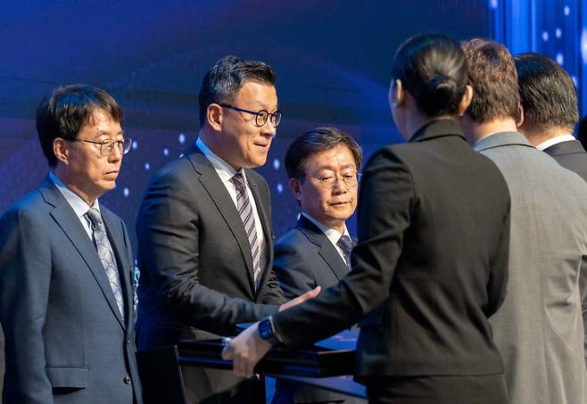 송용진(왼쪽에서 두 번째) 두산에너빌리티 전략·혁신 부문장(사장)이 21일 서울 강남구 한국과학기술회관에서 열린 제 58회 과학의 날 기념식에서 과학기술 분야 포장을 수상했다. /두산에너빌리티 제공