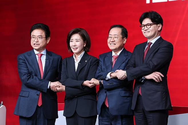 이철우(왼쪽부터), 나경원, 홍준표, 한동훈 국민의힘 대선 경선 후보들이 지난 20일 오후 서울 강서구 ASSA아트홀에서 열린 제21대 대통령 후보자 1차 경선 B조 토론회에서 기념촬영을 하고 있다. /뉴스1