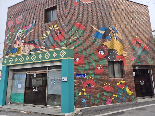 광주 고려인마을 둘레길 초입에 위치한 건물 벽면에 그려진 중앙아시아의 독특한 전설을 담은 벽화가 눈길을 끈다. 광주 고려인마을 제공