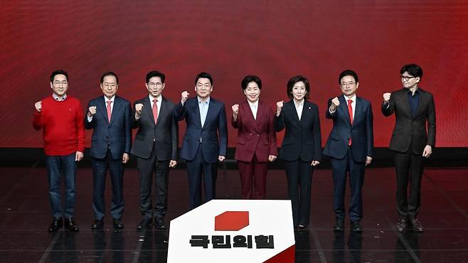 18일 서울 강서구 ASSA 아트홀에서 열린 ‘제21대 대통령 후보자 국민의힘 1차 경선 후보자 비전대회’에서 후보자들이 기념촬영을 하고 있다. 왼쪽부터 유정복, 홍준표, 김문수, 안철수, 양향자, 나경원, 이철우, 한동훈 후보. 2025.4.18/뉴스1