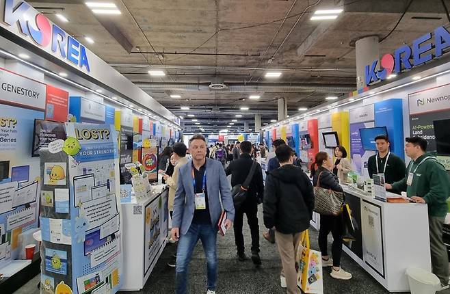 산업통상자원부와 KOTRA가 2025 CES에 마련한 통합한국관 현장에 여러 기업인과 관람객들이 몰려 성황을 이루었다.