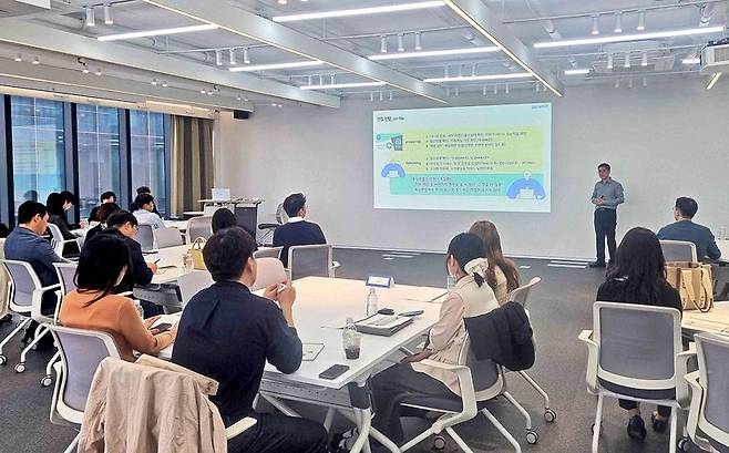 이상돈 사람인 컨설팅사업부문장이 지난 17일 서울 강서구 사람인 본사에서 열린 면접교육에서 참가자들을 대상으로 면접특강을 진행하고 있다. 사람인 제공