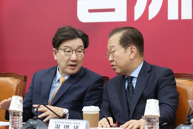 권영세 국민의힘 비상대책위원장과 권성동 원내대표가 21일 서울 여의도 국회에서 열린 비상대책위원회의에서 대화하고 있다. 사진=박범준 기자