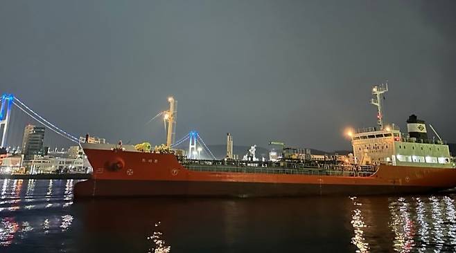 한국남부발전㈜ 남제주발전소에 납품하기 위해 ㈜아시아에너지 온산공장에서 만든 바이오중유를 가득 실은 선박이 울산항을 출항하고 있다. ㈜아시아에너지 제공