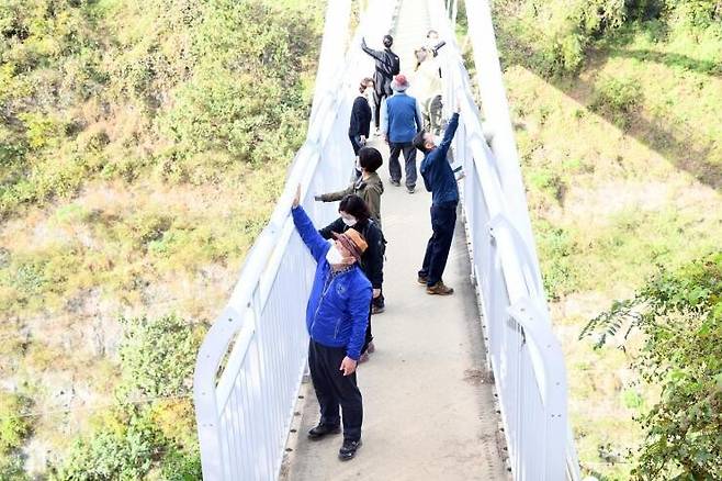 2020년 10월13일 광주광역시 남구 제석산 구름다리에서 공무원들이 새롭게 설치된 추락 방지 시설을 살펴보고 있다. 광주시 남구 제공