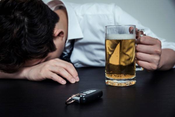 술을 마신 지 한참 지났어도 숙취가 남은 상태라면 운전하지 말아야 한다./사진=클립아트코리아