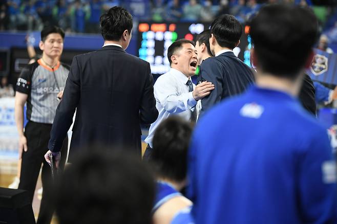 한국가스공사 강혁 감독이 KT와의 6강 PO 3차전 도중 판정에 항의하다가 퇴장당하고 있다. 사진=KBL 제공