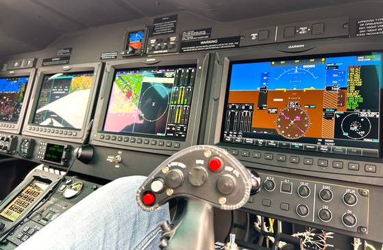 산불 진화용 헬기 수리온의 조종석. 여기서 직접 물의 분사량·속도를 조절할 수 있다. 문희철 기자