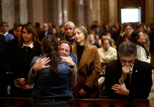 전 세계 깊은 슬픔…고국서도 ‘눈물’ 아르헨티나 부에노스아이레스 대성당에 모인 사람들이 21일 프란치스코 교황의 선종 소식을 듣고 슬퍼하고 있다. 프란치스코 교황은 2013년 교황 선출 전까지 부에노스아이레스 대주교를 지냈다. 로이터 연합뉴스